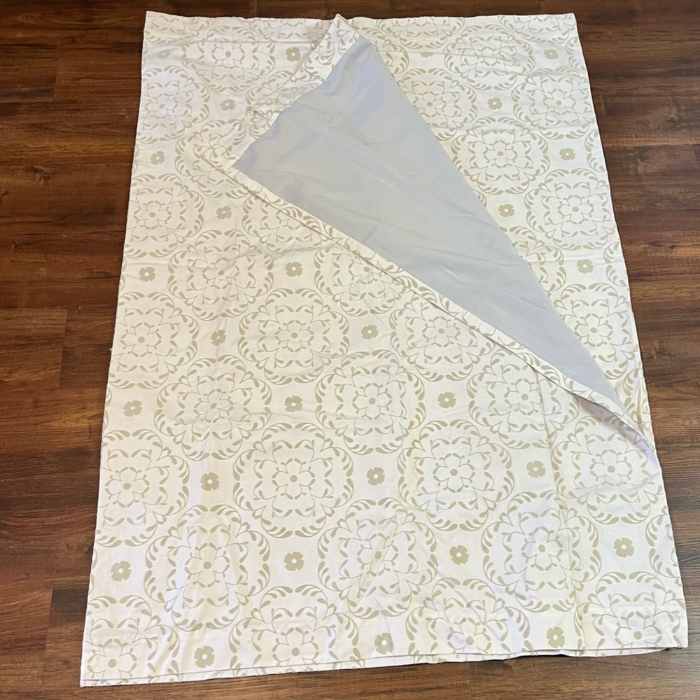 Pottery Barn Kids White With Gray Velvet Floral Pattern Sweet Flower Size 44x63” - Picture 5 of 8